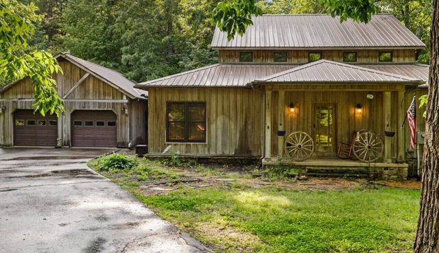 Spacious Cabin Retreat, Private Hot Tub, Sleeps 10