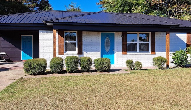 Spacious Family Home Close to University of Alabama Sleeps up to 9 People!