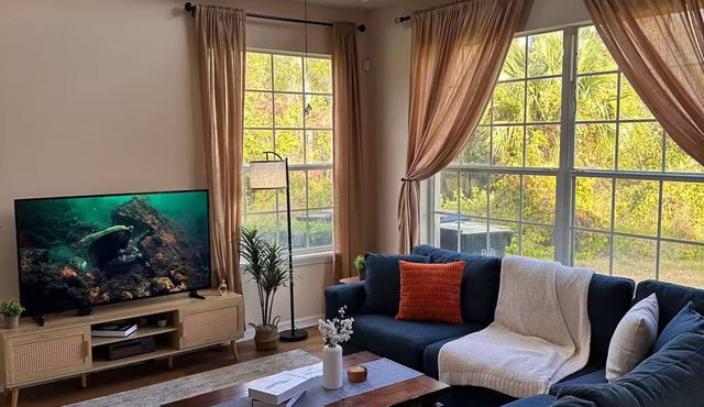 Spacious Family Vacation Retreat. 3 BDR House. Pool, 15 Min to Disney and Parks.
