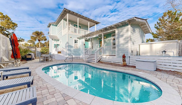 Spacious Home with Private Pool, dog-friendly, 2 Blocks to Beach