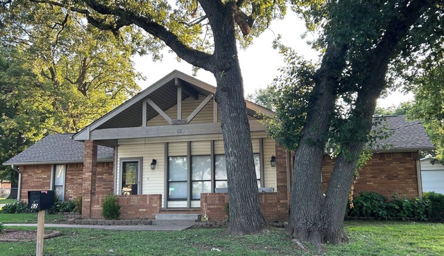 Spacious Lake View with Chef's Kitchen! Two minute walk to lake.