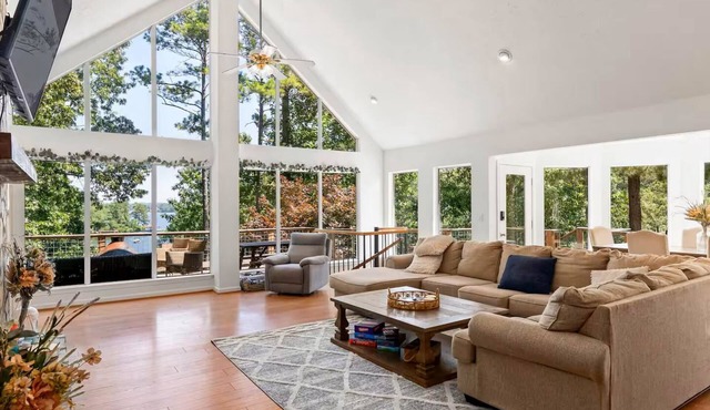 Spacious Lakefront 5-bedroom house on Lake Martin WiFi, AC, boat dock,