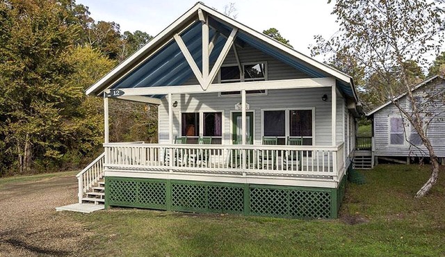 Spacious Lakeview Lodge & Cabin Combo with Fishing Pier Access near Zwolle, Louisiana