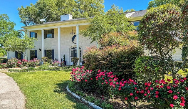 Spacious Madisonville Estate w/Grill & Pond Views in Madisonville