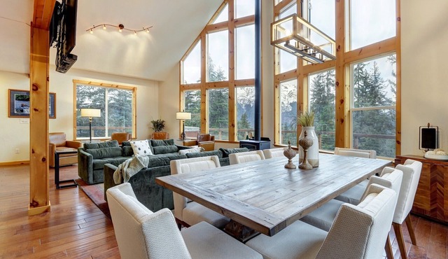 Spacious Modern Mountain Luxury Living with Hot Tub and Garage in Anchorage