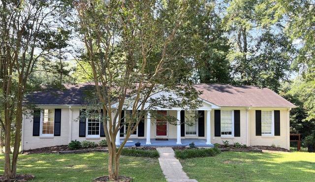 Spacious, newly updated, classic style close to UA campus. Sleeps 12