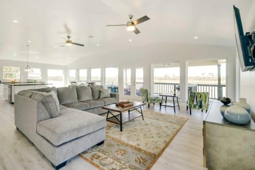 Spacious San Jacinto River Home w/Waterfront Deck in Houston