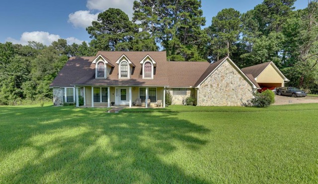 Spacious Shreveport Retreat: Pets Welcome!