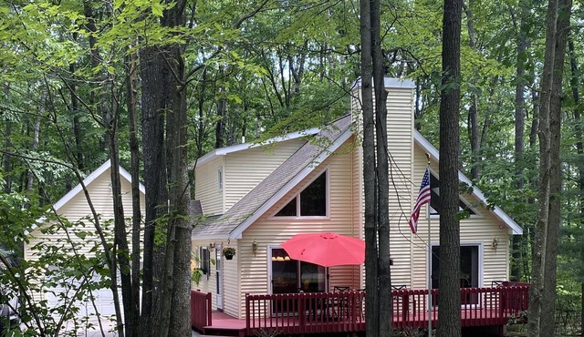 Spacious wooded chalet minutes from beaches