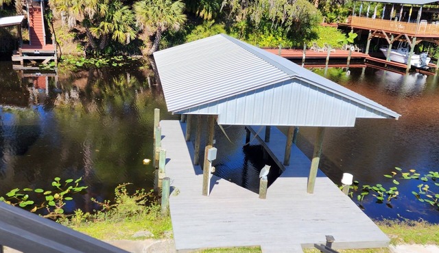 ST. JOHN'S RIVER WELAKA HOUSE RETREAT WITH BOATHOUSE