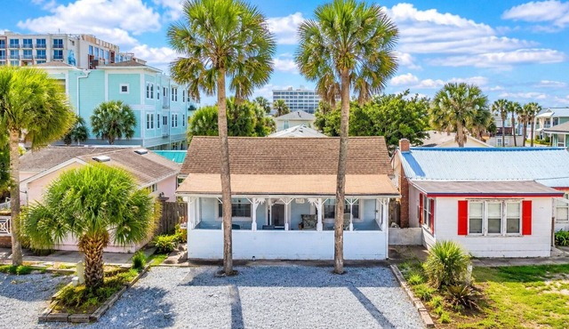 Steps to Ocean + Fenced Yard: Twin Palms Cottage
