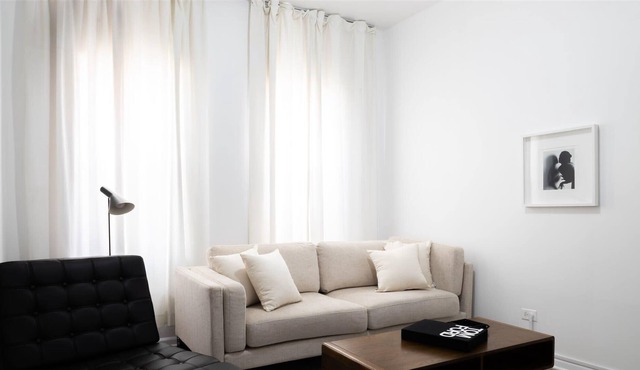 Steps to Shops, Eats, Bars | Easy Access | Zencity in Chicago