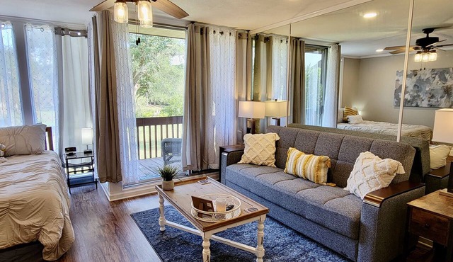 Studio in quite lake setting. Perfect for Golf, visit New Orleans or just relax.