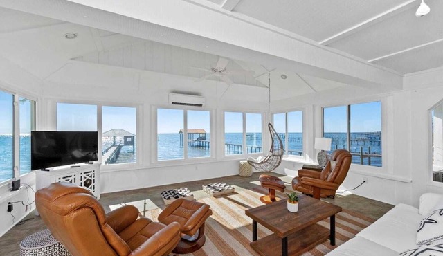 Stunning Mobile Bay views, a private pier, and coastal charm. Sleeps 8!
