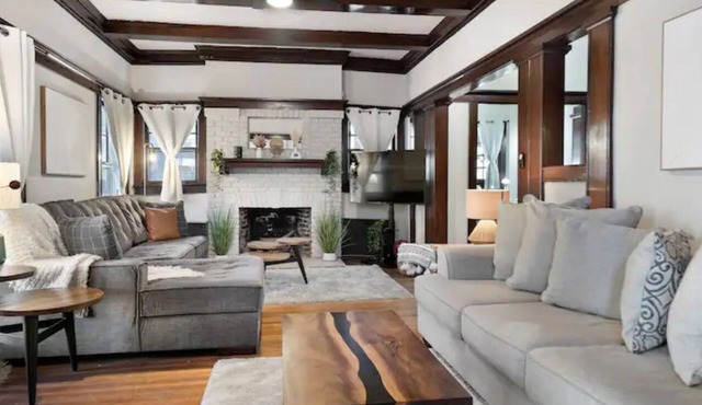 Stunning Retreat with a pool, sleeps 12 guests, walking distance to Downtown.