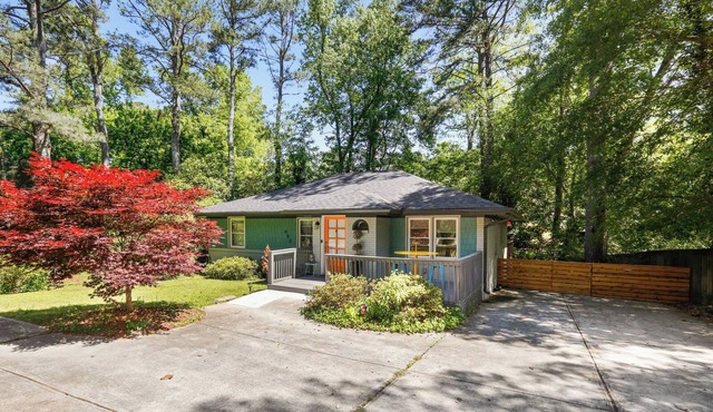 Stylish mid century 3 Bedroom home in Decatur!