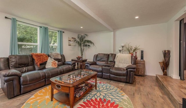 Stylish Modern Home: Entertaining Den & Prime Location!