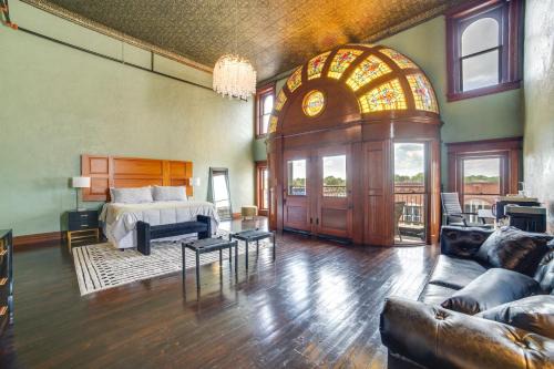 Stylish Private Balcony: Downtown Marshall Studio!