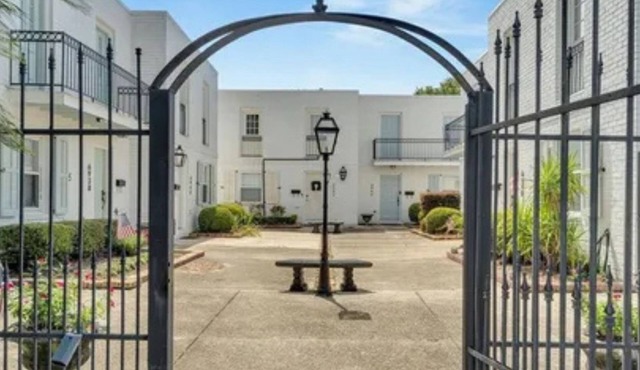 Stylish Townhome with Swimming Pool in Safe, Central Location