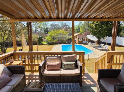 Summer Escape with a Private Pool Perfect for Families, Spacious, Great Location in Stone Mountain