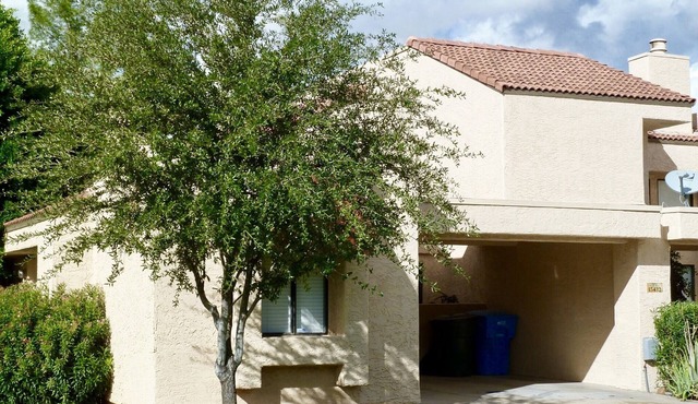 SUMMER SPECIALS: Over the Moon in this comfy Moon Valley Condo ! Pool & Spa in Phoenix