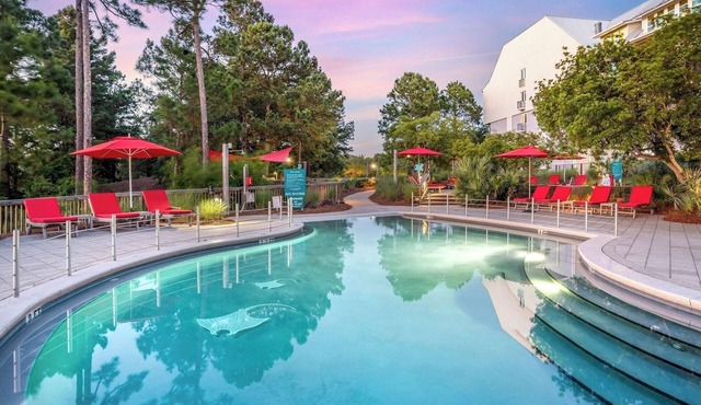 Sun-Drenched 2-Bath Suite w/Full Kitchen: 1.7 mi to Miramar Beach Sands