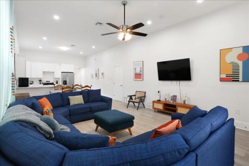 Sunny 5Bed w Parking and direct Streetcar access
