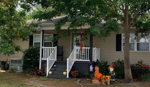 Sunset House on Lake Guntersville: Fishermen & Cozy Family Paradise!