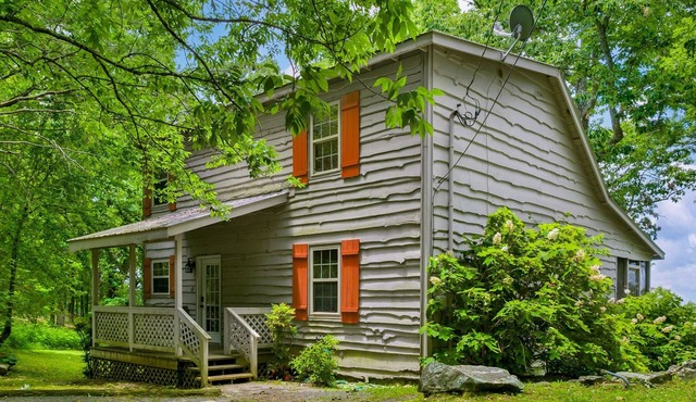 Sunset ROCKS-sleeps 8 with brow view, hot tub, & fire pit