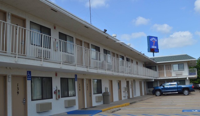 Super 7 Inn