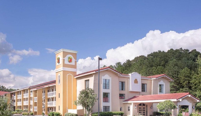 Super 8 by Wyndham Austell/Six Flags