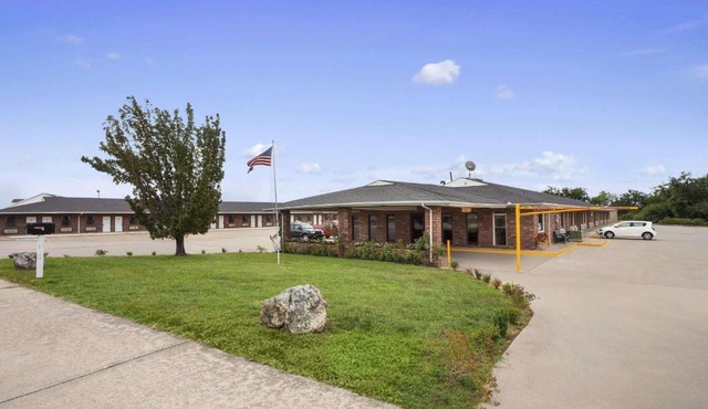 Super 8 by Wyndham Henryetta in Henryetta