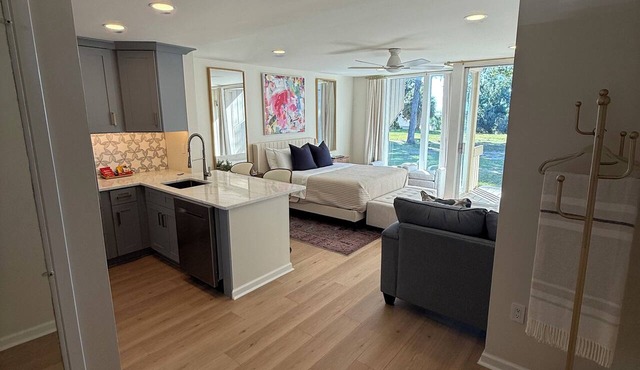 Sweetwater-Newly renovated bay view studio Sleeps 2 Near Interstate in Daphne AL