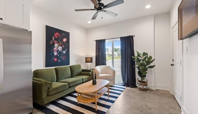 Teche House KING Bed Luxury Getaway Fast WiFi