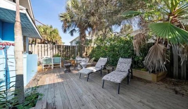 The 1/2 Nest, downtown cottage, 1 block to the beach & restaurants. dog friendly