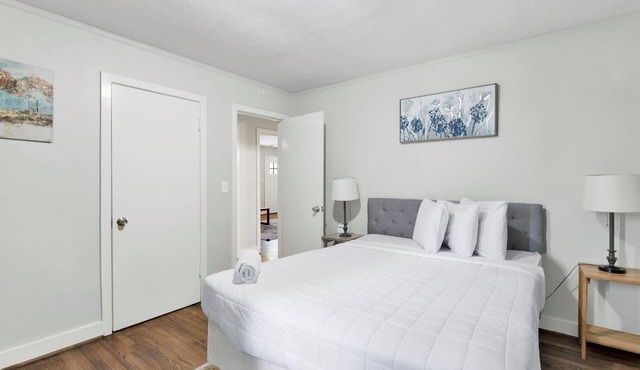 The 86th Street Retreat | Patio/King Bed/Groups
