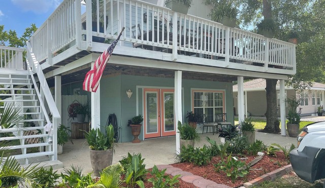 The Baycation Beach House, 10 min. Walk to Waveland Pier.2 blocks to Coleman Ave