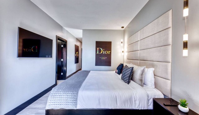 The Bella Downtown, 90210 Suite, Sleeps 2, King Bed, Balcony