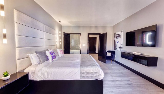 The Bella`s Girls Night Suite, King Bed, Private Balcony