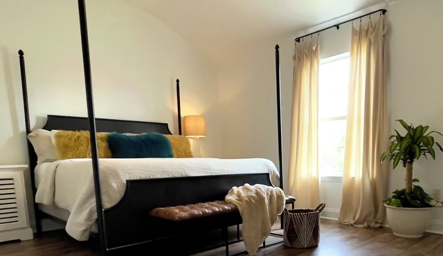 THE BELLE - Close to Downtown NOLA! Walk to the Naval Air Station Joint Reserve!