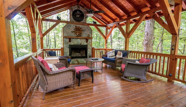 The Blissful Bear Cabin Creekside treehouse w/fireplace STR Host Lic #: 002252