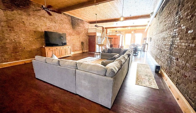 The Brick Street Suite, high ceilings, historic brick street location
