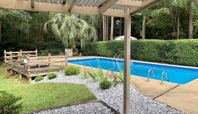 The Country Carriage: POOL home- sleeps 8 guests!