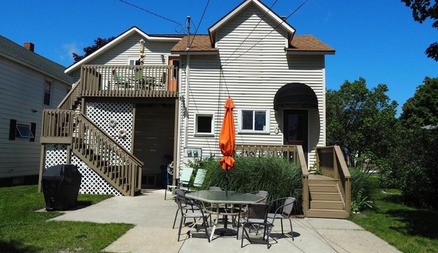 The Cute & Cozy - Upper Apt - Great Location!