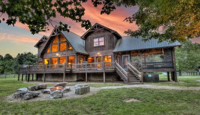 The Haven on Toccoa - River deck | Fire Pit | Hot Tub | Outdoor Fireplace