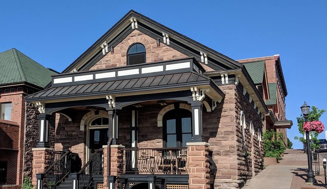 The Historic Harbor Loft! Downtown MQT by the Ore Dock