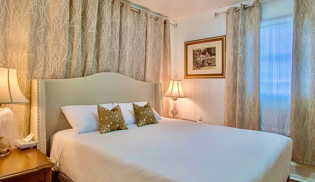 The holiday cottage 2 guest suite .Private bedroom,bathroom,entrance ,kitchen