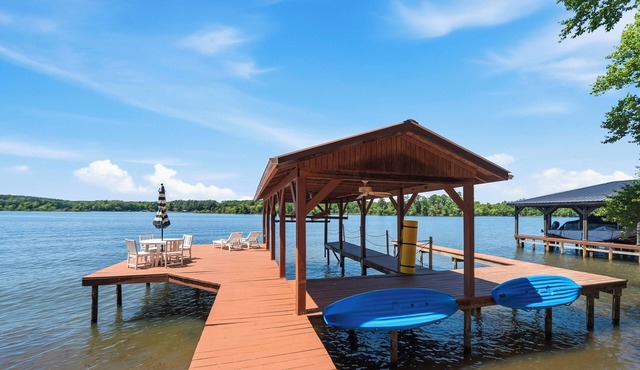 The Lake Escape, Sleeps 8, Big Deep Water, Kayaks, Lily Pad + MORE!