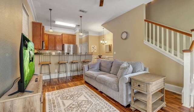 The Midtown Dream Close to Downtown Pets Welcome