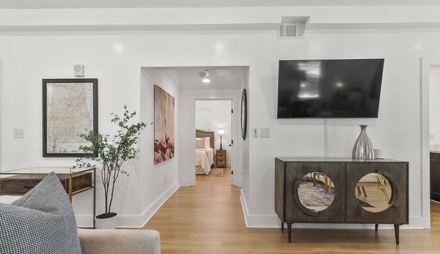 The Norma High-end Condo | Blocks from Stadium | Game Day